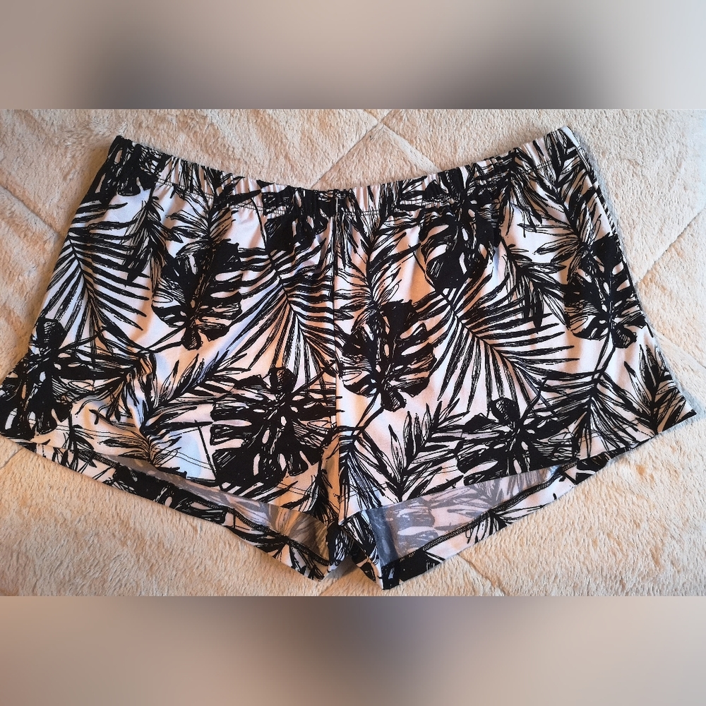 NWOT Bench shorts. Size L